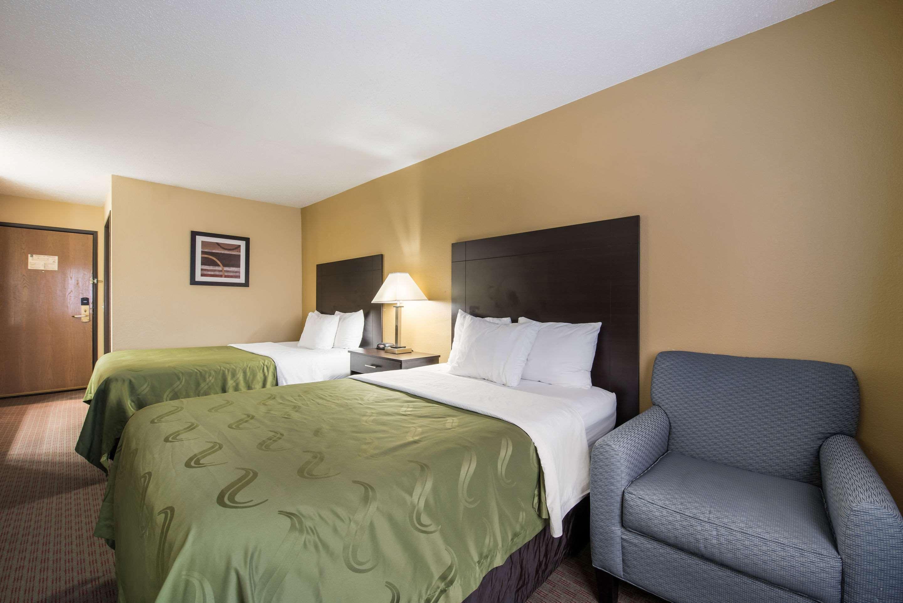 מנומוני Quality Inn & Suites מראה חיצוני תמונה