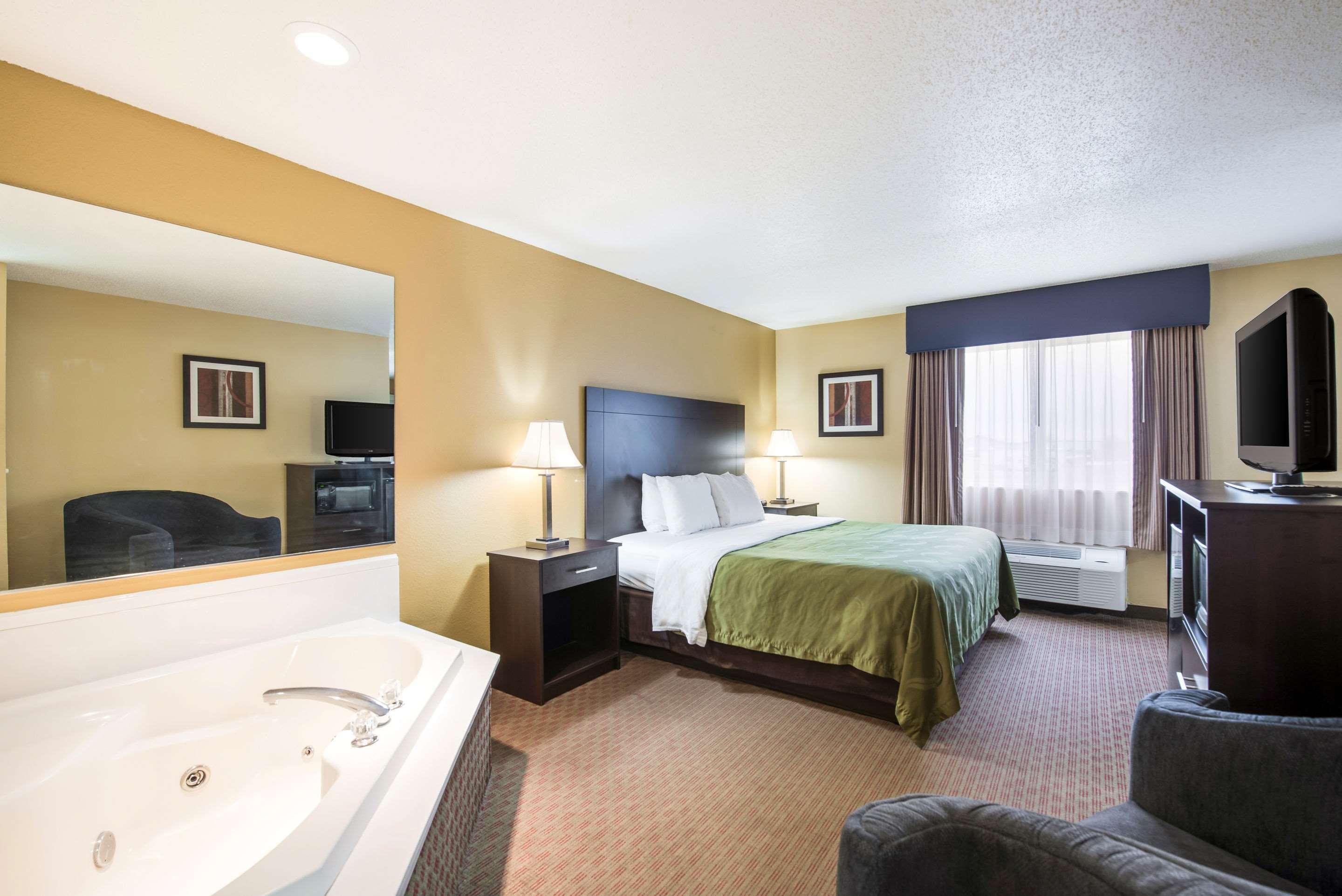 מנומוני Quality Inn & Suites מראה חיצוני תמונה